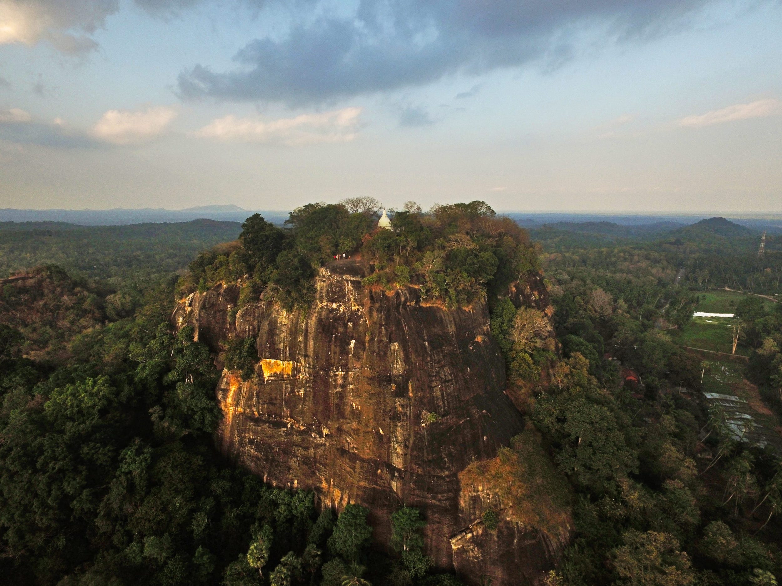 Веб камеры шри ланка. Мулкиригала Шри Ланка. Mulkirigala Rock Monastery. Храм мулкилигара Шри Данка. Шри Ланка рок Темпл.